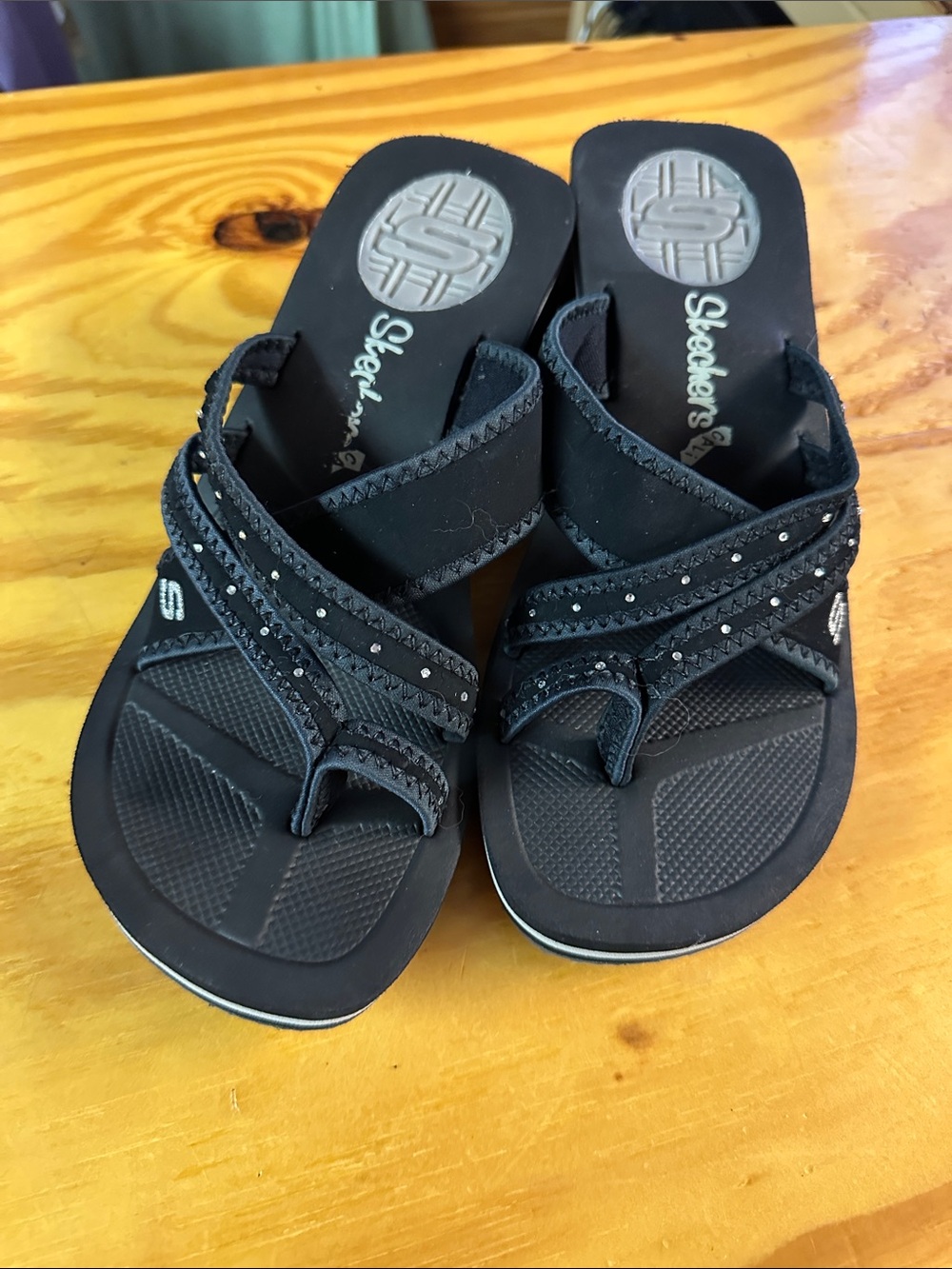Skechers Women’s Cali Platform Wedge Black Beaded Cross-Strap Sandals Size 8 ?